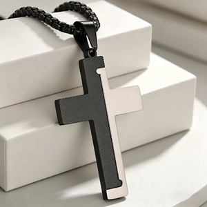 Collier pendentif croix à double couleur et rainures diagonales en acier inoxydable anti-ternissement, bijoux religieux chrétiens de prière style hip-hop - Product Image 3