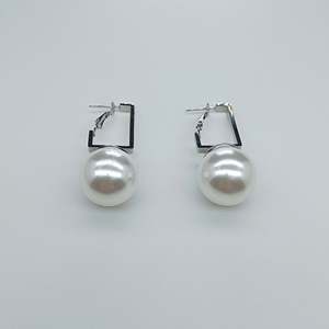 Pendientes de Perlas de Acero Inoxidable 316L con Baño de Oro PVD, Joyería de Moda Sostenible y Resistente - Product Image 1