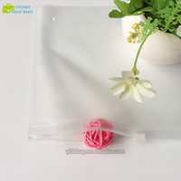 Kit de brosse à dents cosmétique en PVC givré personnalisé sac de vêtement en plastique Ziplock avec fermeture à glissière de marquage à chaud pour le stockage du shampooing