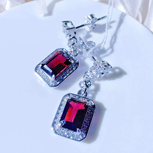 أقراط فضية عيار 925 بقطع أشر من حجر الجارنت، أقراط فاخرة هندسية مرصعة بالزركون، أقراط أنيقة للجنسين، هدية مثالية للحفلات والزفاف - Product Image 1