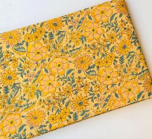 Tissu en coton peigné jaune respirant à motif floral tricoté pour vêtements de filles et décoration intérieure - Product Image 1