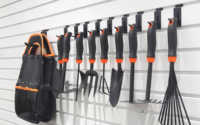Crochets métalliques doubles robustes pour système de rangement d'outils de garage en panneaux rainurés PVC