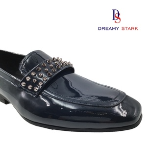 Chaussures pour hommes en cuir véritable brillant, à enfiler, texture luxueuse légère pour l'automne, rivets métalliques, logo personnalisé de haute qualité, originales - Product Image 4