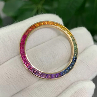 Bague haut de gamme en or massif 18 carats avec diamants de laboratoire, accompagnée du mouvement 4130 et d'un luxueux sertissage de pierres précieuses arc-en-ciel