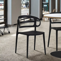 Vente en gros d'usine de meubles bon marché d'intérieur et d'extérieur chaise de restaurant d'hôtel en plastique moulé noir empilable PP