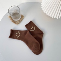 Vente en gros de chaussettes éponge pour le visage souriant Chaussettes pour femmes à friser de couleur unie Chaussettes personnalisées épaisses et chaudes souriantes pour le visage