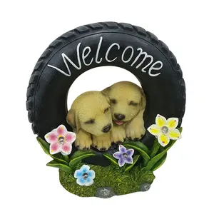 花园树脂可爱狗轮胎形状欢迎标志，带太阳能灯，花中