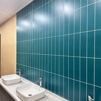 Panneau mural SPC en plastique de style moderne, alternative au marbre, revêtement UV brillant, feuille de PVC pour usage en villa et hôtel