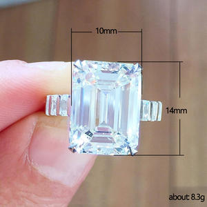 Anello di Fidanzamento F1213 per Donna in Oro Bianco con Diamante Taglio Smeraldo e Pietre Laterali Naturali Colore D - Product Image 5