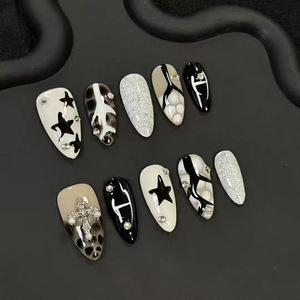 Ongles courts en amande faits à la main, noirs et blancs, croix sacrée gothique, art en relief texturé 3D, vente en gros - Product Image 1