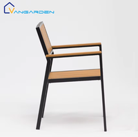 Ensemble table et chaises de salle à manger d'extérieur en plastique et bois, léger, rétractable, empilable, résistant aux UV et durable, pour hôtels et cours commerciales