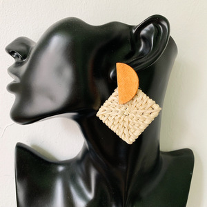 Pendientes de Botón Hipoalergénicos de Plata Plateada Tejidos a Mano, Geometría de Aleación para Mujer UIONEN 237 - Product Image 3