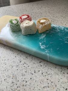 เขียงไม้เรซิ่นสุดหรู ผสมผสานไม้กระถินเทศและไม้มะม่วง เพื่อการเตรียมอาหารที่ใช้งานได้จริง รองรับการตัดที่แข็งแรง - Product Image 3