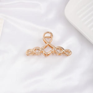 กิ๊บติดผมโลหะรูปดอกไม้ Clover แบบไม่สมมาตร ยี่ห้อ ZOYU ขายดี เป็นมิตรกับสิ่งแวดล้อม ขนาดใหญ่ 11 ซม. เหมาะสำหรับใช้ในชีวิตประจำวัน - Product Image 3