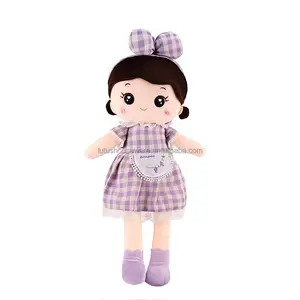 Contoh Gratis Boneka Kain Mewah Lucu dengan Rok Kotak-kotak Lembut Boneka Kain untuk Balita Mewah Nyaman Kain untuk Balita