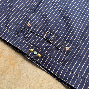 Veste en jean sur mesure pour homme, coupe ample et oversize, à rayures brutes, de haute qualité, avec fermeture boutonnée plissée et boucle à rivets - Product Image 3