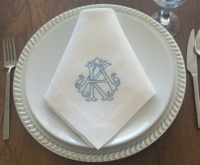 Serviettes en lin monogrammées à double initiale entrelacées, avec logo personnalisé brodé et ourlet festonné, réutilisables