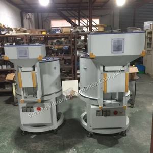 وحدة تغذية اهتزازية مخصصة للمسامير والدبابيس تعمل بنظام التحكم المنطقي القابل للبرمجة (PLC) والمحركات، مع قادوس وعازل للصوت - Product Image 3