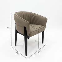 Chaise de salle à manger italienne à cadre extérieur en bois apparent et assise courbée |   Fauteuil de salle à manger rembourré en bois de frêne massif avec dossier plissé