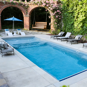 Piscine rustique avec bordure en pierre naturelle et terrasse en bois, grande piscine en fibre de verre pour hôtel, étanche - Product Image 6