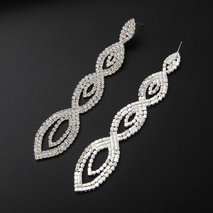 Nouvelles Boucles d'oreilles Chandelier en Strass Style Européen et Américain pour Femme, Chaîne à Griffes Exagérée, Longues, Effet Œil de Cheval, pour Scène et Tenues de Caractère - Product Image 3