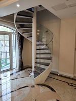 Escalier en colimaçon moderne en métal avec option de rampe en verre, design gain de place pour villa ou loft