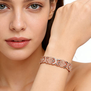 ヨーロッパ系アメリカ人のファッショナブルなローズ柄の金メッキバングル、女性への記念日ギフトに - JKブランド、中国/グアテマラ産 - Product Image 4