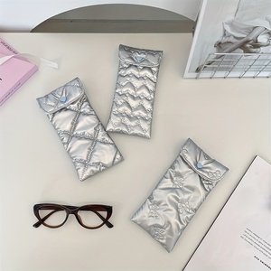 Étui à lunettes matelassé en satin avec <span class=keywords><strong>broderie</strong></span> cœur, étui de protection pour lunettes avec faible MOQ pour les voyages, pochette à lunettes d'été - Product Image 3