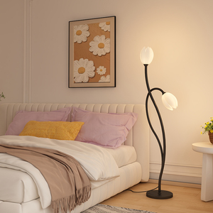 Vente en gros de <span class=keywords><strong>lampadaire</strong></span> de style crème lampe de table de chevet créative tulipe salon chambre lampe de plancher d'ambiance verticale - Product Image 2