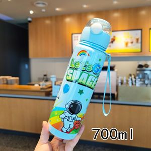 Fabrika toptan 700ml karikatür astronot desen plastik su şişesi çocuklar çocuk taşınabilir tumbler su pipetli bardak