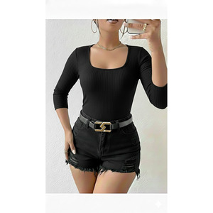 Blusa de Mujer Negra con Manga Capri, Cuello Redondo y Tela Tipo Corsé - Product Image 1