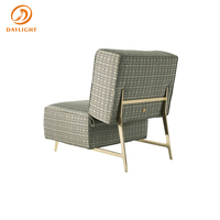 Fauteuil d'appoint géométrique moderne avec tissu imprimé léopard, fauteuil lounge rembourré de style boîte avec structure métallique pour hôtel de charme