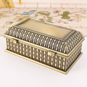 Caja de joyería rectangular de metal estilo retro Maini Northern, almacenamiento de oro y plata antiguo, artesanías portátiles - Product Image 3