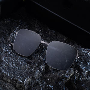 Lunettes de soleil polarisées à monture carrée Hl-8610 pour hommes, monture en plastique noir et métal, verres TAC, protection UV400, utilisation en extérieur - Product Image 1