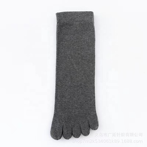 Vente en gros <span class=keywords><strong>de</strong></span> <span class=keywords><strong>chaussettes</strong></span> à cinq <span class=keywords><strong>doigts</strong></span> en tricot <span class=keywords><strong>chaussettes</strong></span> respirantes en coton pour hommes pour le printemps et l'été - Product Image 3