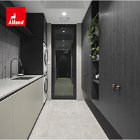 Armoires de cuisine Alland Luxury Modern 2026 en chêne fumé bicolore, mélamine grise laquée, avec grand îlot en marbre en forme d'arc