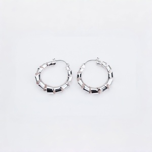 Orecchini a Cerchio Intrecciati in Argento alla Moda per Donne, Orecchini Geometrici Minimalisti - Product Image 1