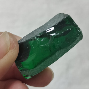 Matière première synthétique nano brute non coupée Nanosital # B1713 Pierre brute irrégulière de tsavorite foncée, non taillée, verte, cultivée en laboratoire - Product Image 3