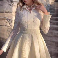 Robe à manches longues style rétro avec dentelle perlée, taille ornée de strass, coupe ajustée blanche sur le devant