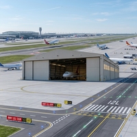 Hangar d'avion préfabriqué en structure métallique à faible coût et assemblage rapide, installation facile, connexion par boulons, hangar métallique pour hélicoptère