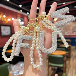 Llavero popular con 26 letras inglesas con diamantes, cadena de perlas creativa de alta gama con incrustaciones de diamantes, colgante para bolso de mujer con un toque elegante. - Product Image 2