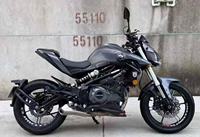 Moto à essence haute puissance QJMOTOR Chase 350 27kW 31Nm bicylindre à transmission à 6 vitesses