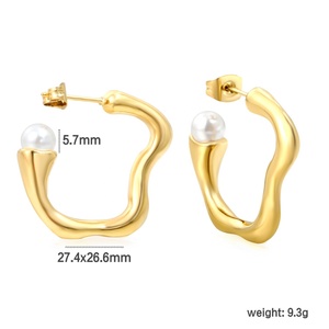 Pendientes Minimalistas de Acero Inoxidable Chapados en Oro de 18k, Forma de Ola Irregular en Forma de C, Joyería Impermeable, Pendientes de Aro con Perlas para Mujer - Product Image 2