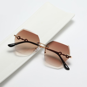 <span class=keywords><strong>2023</strong></span> <span class=keywords><strong>lunettes</strong></span> <span class=keywords><strong>de</strong></span> <span class=keywords><strong>soleil</strong></span> sans cadre pour femmes <span class=keywords><strong>lunettes</strong></span> <span class=keywords><strong>de</strong></span> <span class=keywords><strong>soleil</strong></span> <span class=keywords><strong>de</strong></span> couleur dégradée à la mode <span class=keywords><strong>lunettes</strong></span> <span class=keywords><strong>de</strong></span> <span class=keywords><strong>soleil</strong></span> d'extérieur personnalisées en gros - Product Image 1