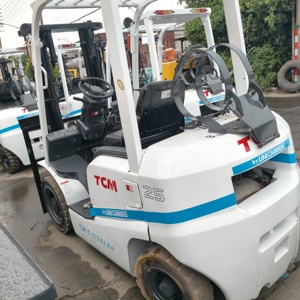 Montacargas TCM 25 de Uni Carriers, Blanco con Franjas Azules, Equipo Industrial Usado, 1 Año de Garantía, 2500 kg, Alta Eficiencia Operativa - Product Image 4
