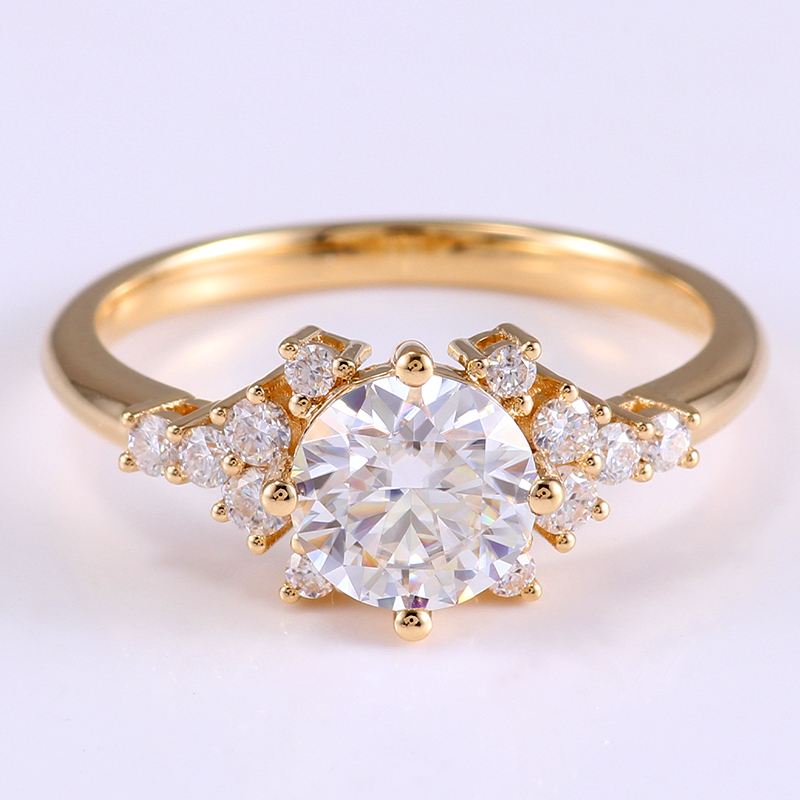 Anillo de oro macizo de 14 quilates con moissanita y diamantes.