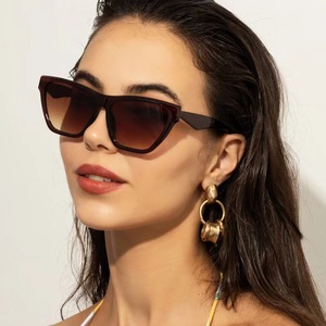 Fourniture de prix de gros Style européen rétro <span class=keywords><strong>Uv</strong></span> <span class=keywords><strong>400</strong></span> Logo personnalisé femmes mode cadre carré lunettes de soleil lunettes de soleil yeux de chat - Product Image 1