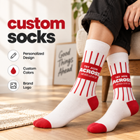 Chaussettes de sport personnalisées blanches et rouges avec logo textuel intégré, design à rayures verticales, illustrations personnalisées, couleurs d'équipe, service OEM ODM
