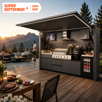 Isla de Cocina Exterior Artesanal con Techo Retráctil Hidráulico, Parrilla de Gas y Ahumador para Cabaña de Montaña