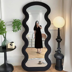 Miroir sur pied moderne en velours ondulé coloré avec cadre contemporain pour salon de beauté et bar à ongles au design moderne - Product Image 2
